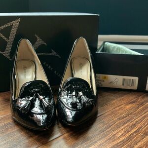 Black patent leather croco pumps with tassel